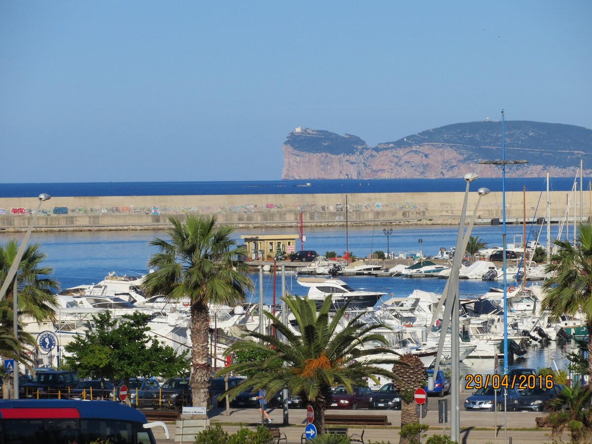 阿尔盖罗湾（ Alghero Bay ）的窗户