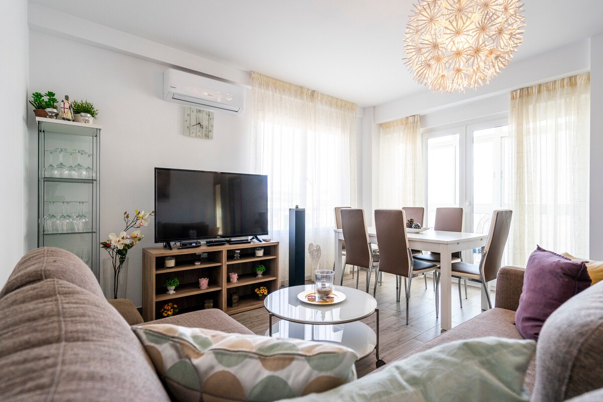 Bright and cosy apartment, close to the beach!