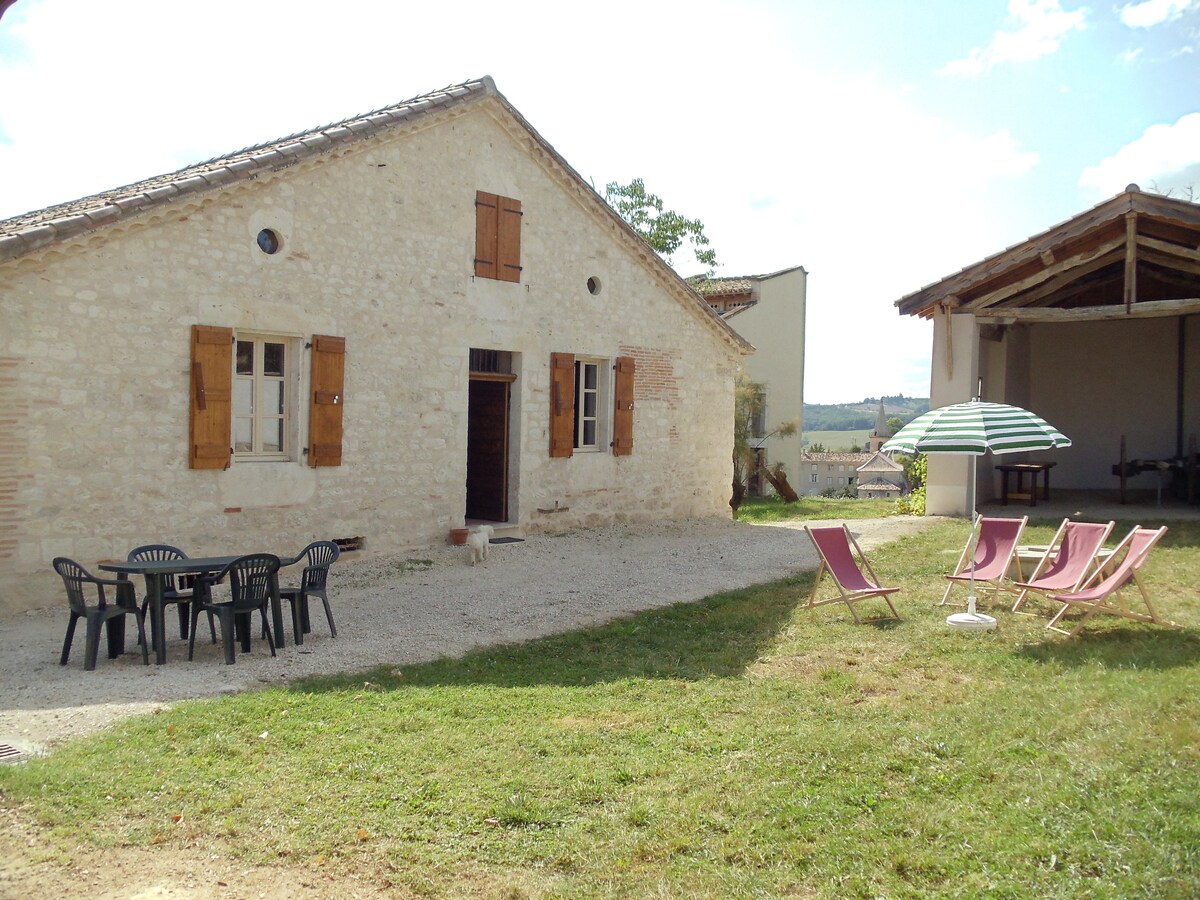 BENAYS. Ancienne ferme rénovée en campagne Lotoise