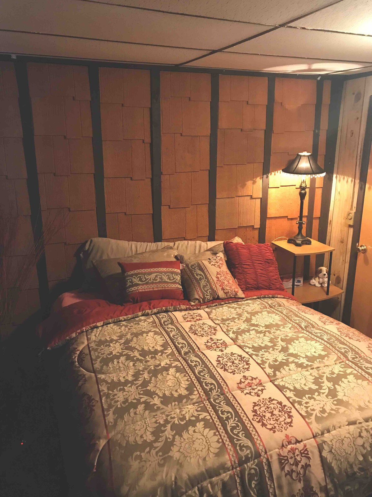 「树屋」-舒适的床，配有智能电视。