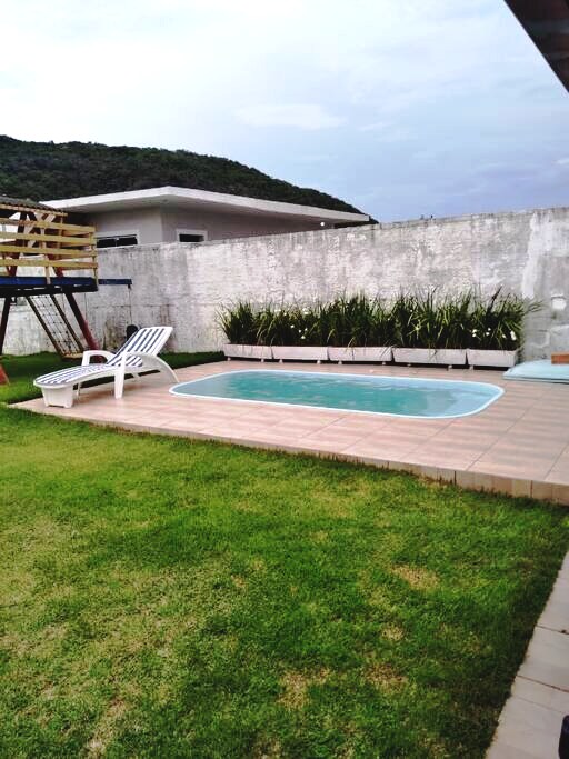 Casa de praia com piscina na pinheira