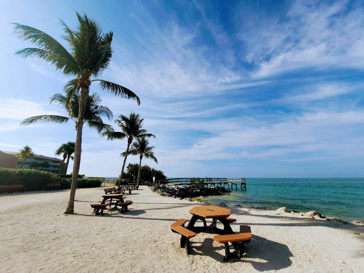 Sea-Esta Condo beach and pool