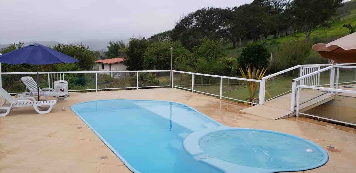 Paraibuna农舍，设有恒温游泳池（太阳能）