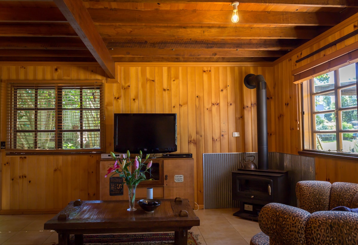 The Barn - Tamborine Mountain. Cliff Face Lodge