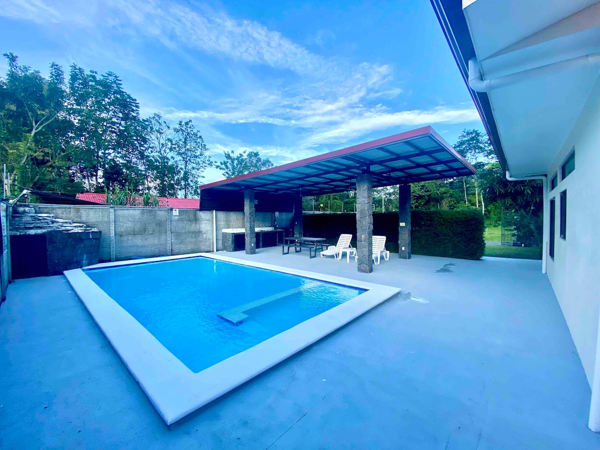 Los Girasoles、全新家庭民宿和私人泳池