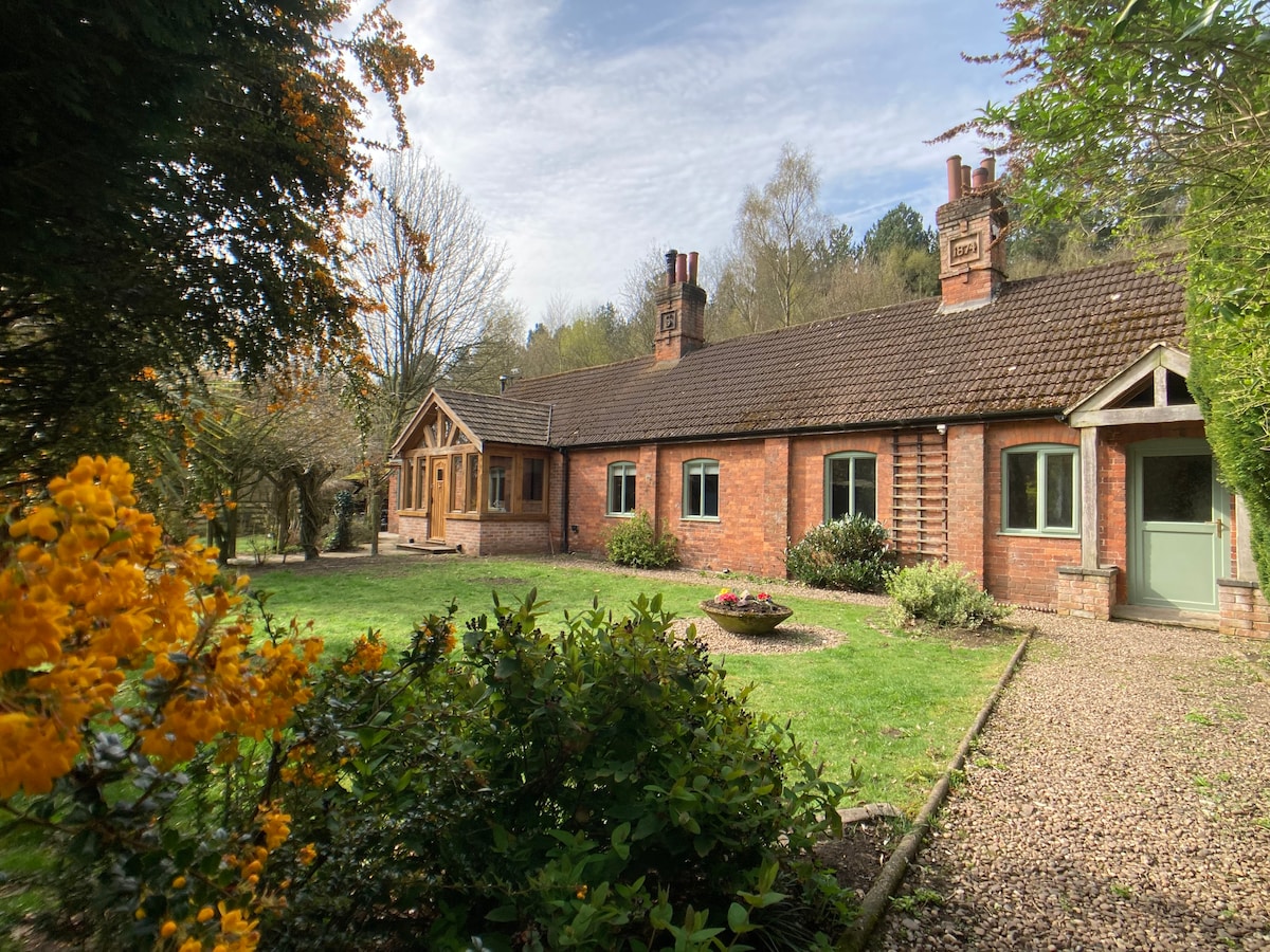 In the ❤️ of Sherwood Forest, cosy cottage for 12