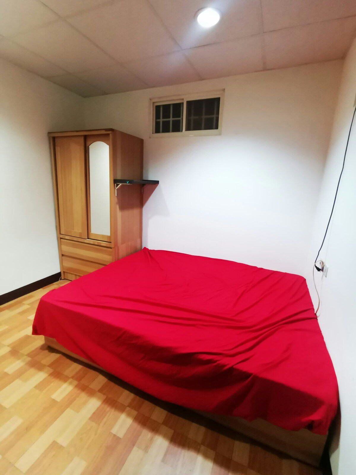 Cheap room available near St. Ignatius station