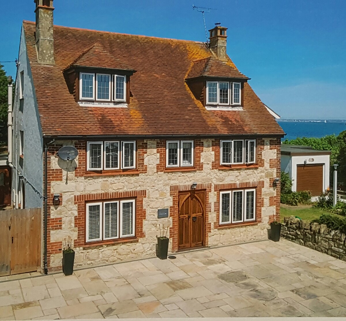 Steps from the beach, private parking, en-suite