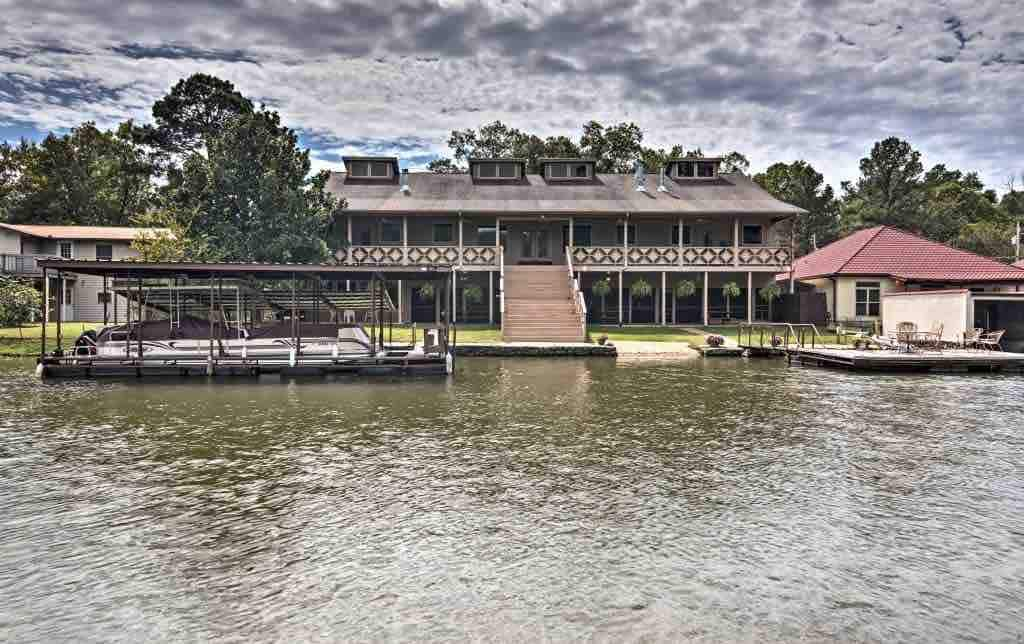 New - Lakefront 8 Bedroom + Pool & Boat Rentals