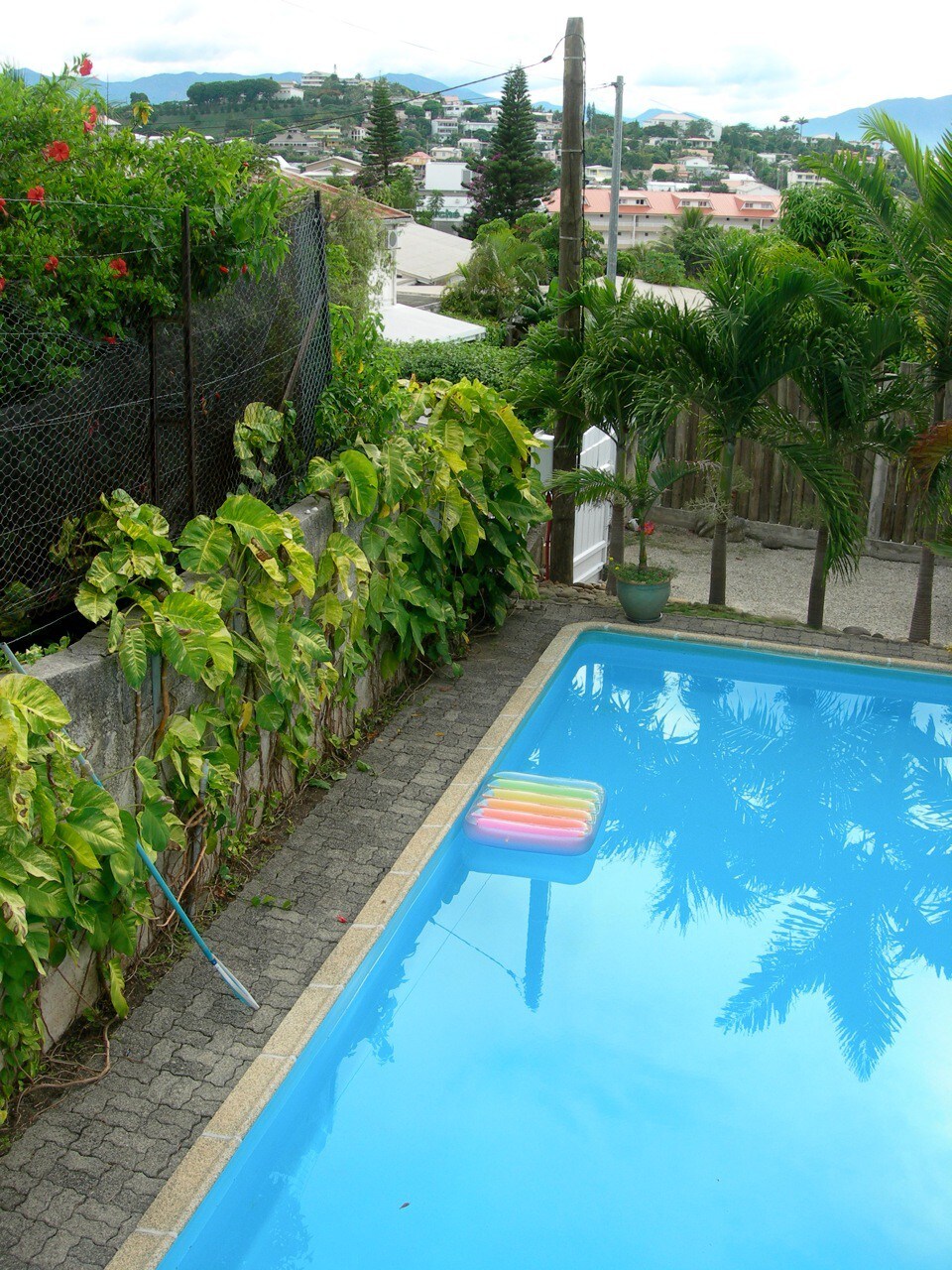 Chambre privée télé wifi jardin piscine terrasse