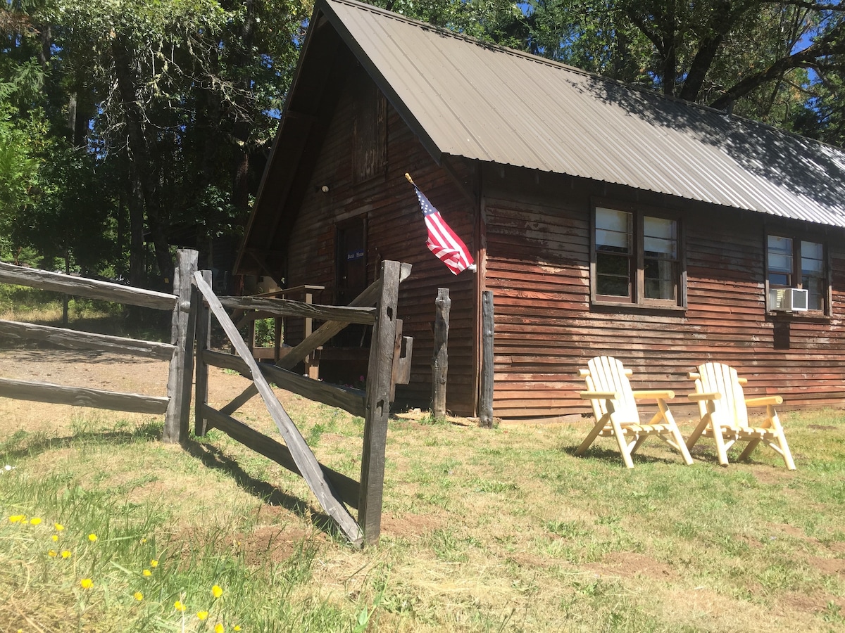 火山口湖「Bunkhouse」，占地100英亩的牧场和步道