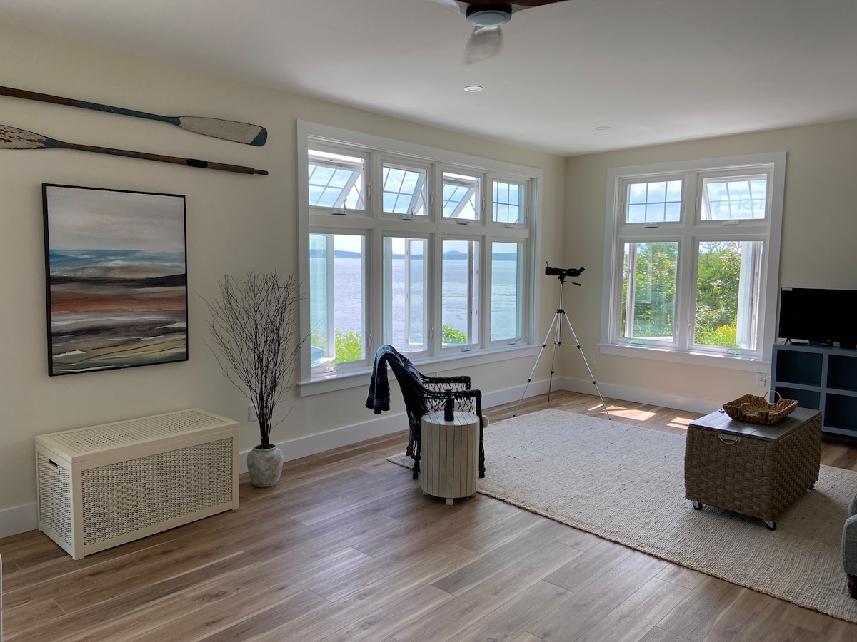 Quiet Oceanfront Cottage, spectacular views.