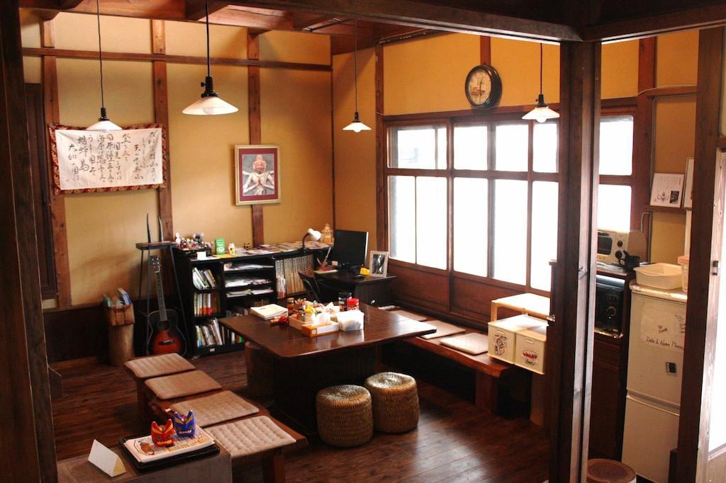 奈良町（ Nara-cho ）南入口处设有7.5榻榻米垫的日式客房「町屋客栈南町（ Machiya Guest House Namachi ）」，位于库凯（ Kukai ）边缘。