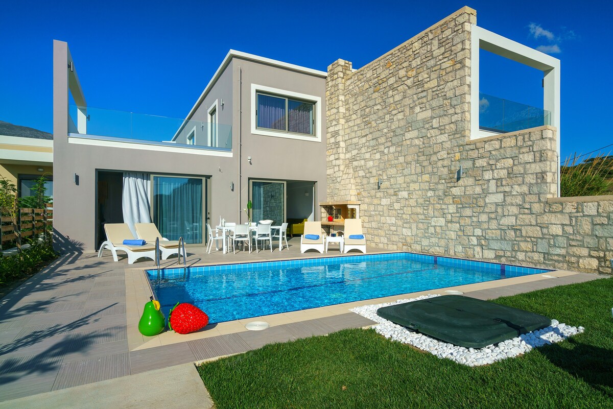 Beachfront, Lux villa w/Pool 30m to Amenities+BBQ