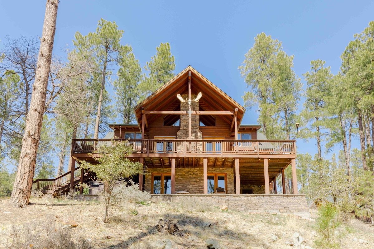 Cabin in the mountains! Hot Tub/Arcades/Pool Table