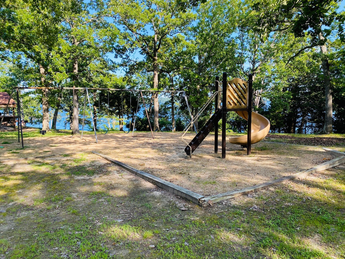 Steps to the water’s edge of Bull Shoals Lake!!