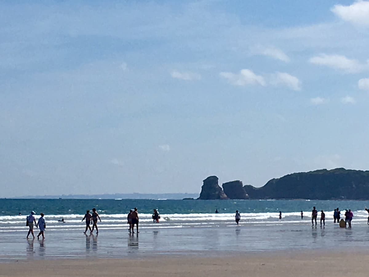 在令人愉快的Hendaye Beach T4前面