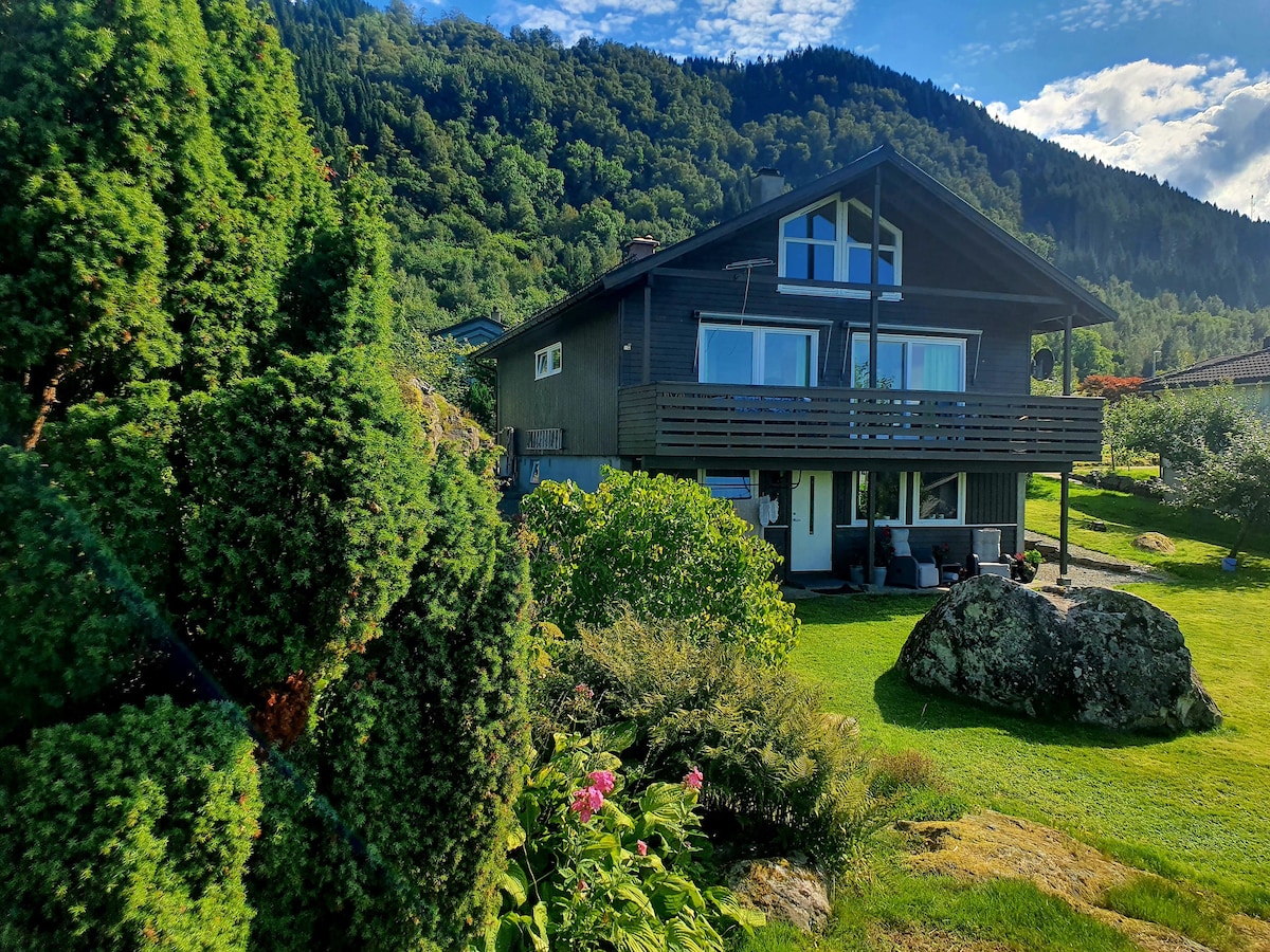 Huset ved Hardangerfjorden