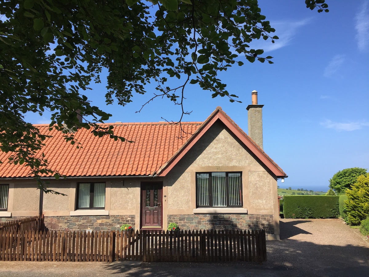 Templehall Cottage. Modern cottage with sea view