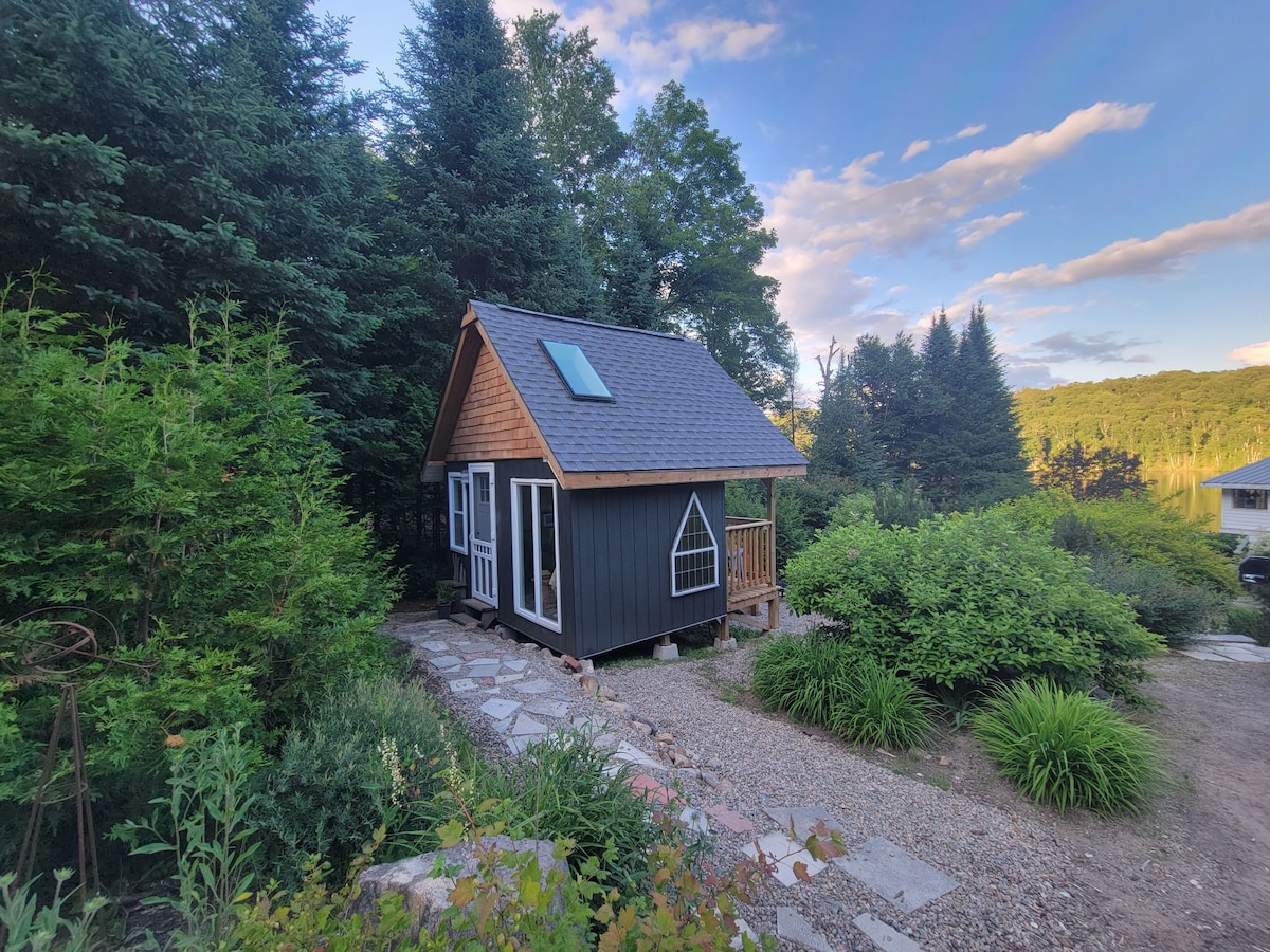 湖畔豪华迷你小屋，乡村风格。