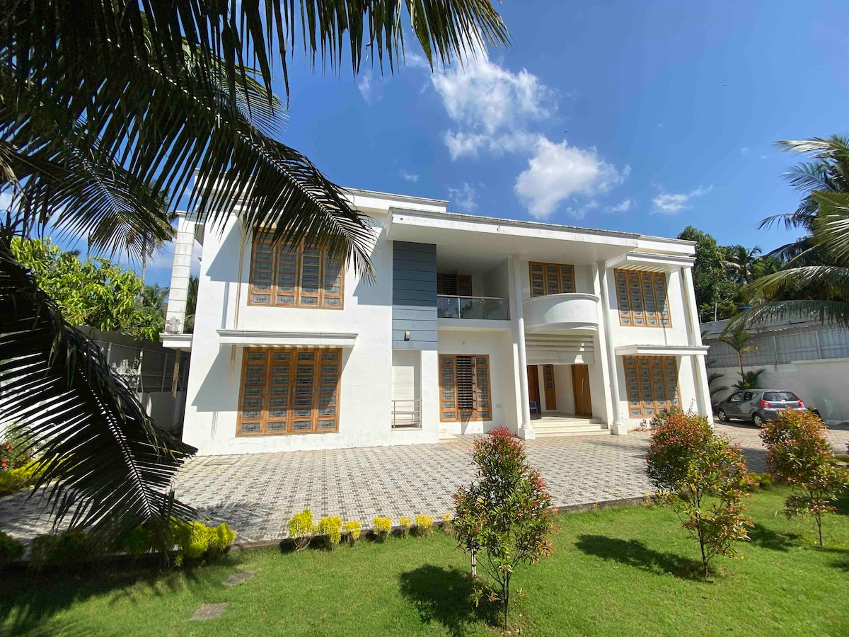 White Modern Villa 4 BR FREE WIFI - Hidden Gem