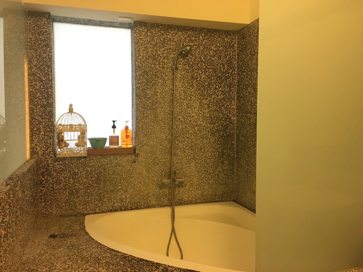 舒適雙人套房（近高鐵左營站 捷運站 蓮池潭）Cozy room with private bath