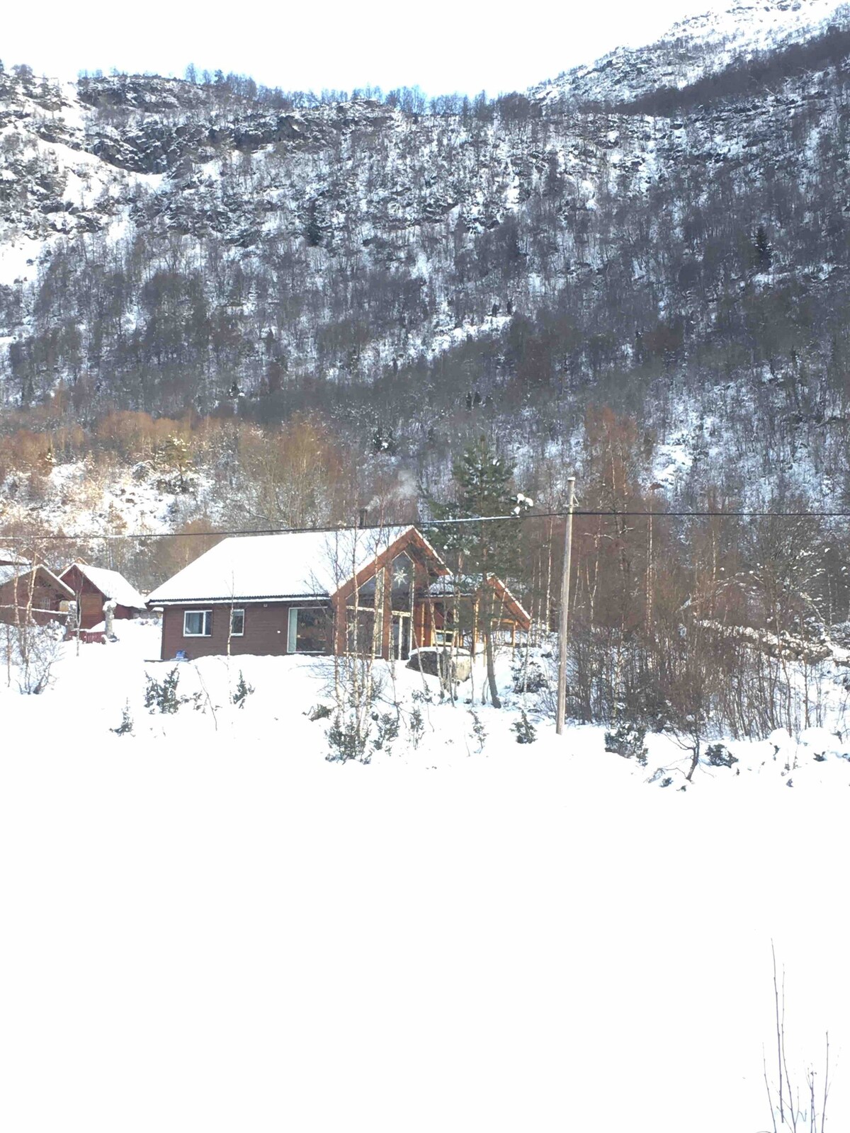 漂亮的新小木屋，紧邻湖泊、河流和滑雪区