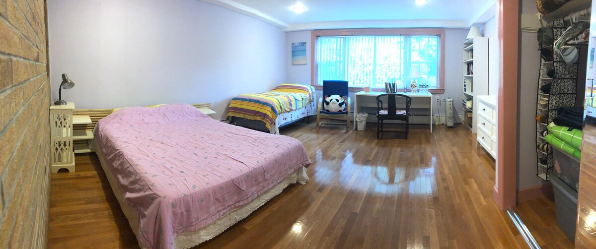 西屯美宅 A large bedroom & Large Living room for rent.