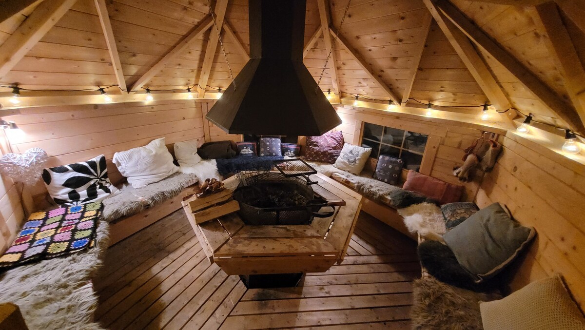 Big and cosy apartment with private fireplace hut!