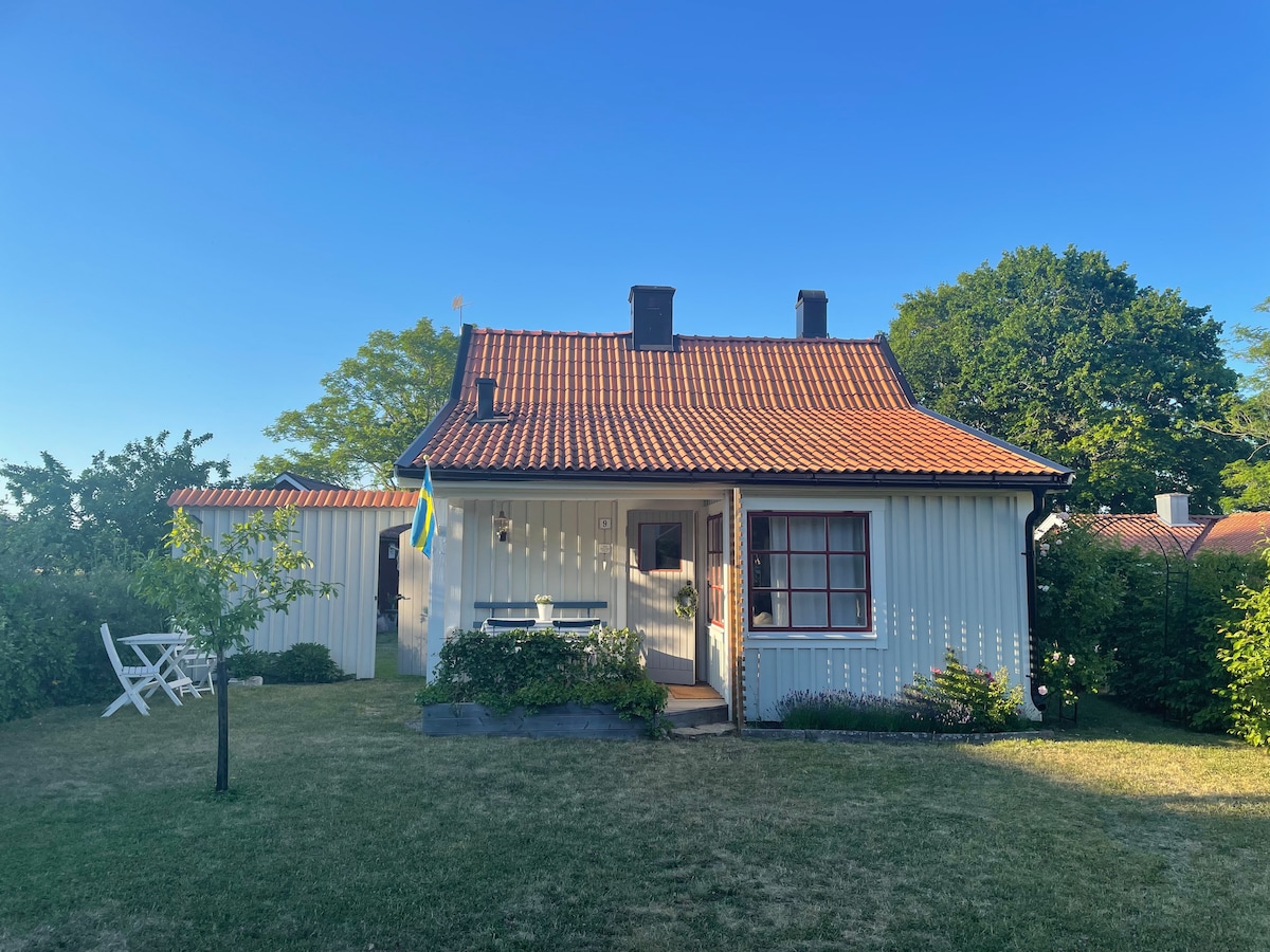 Mysig stuga nära havsbad och natur i Ekenäs