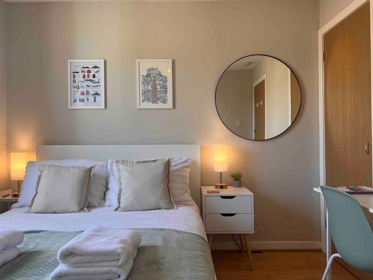 Cosy bedroom in Abbeyhill