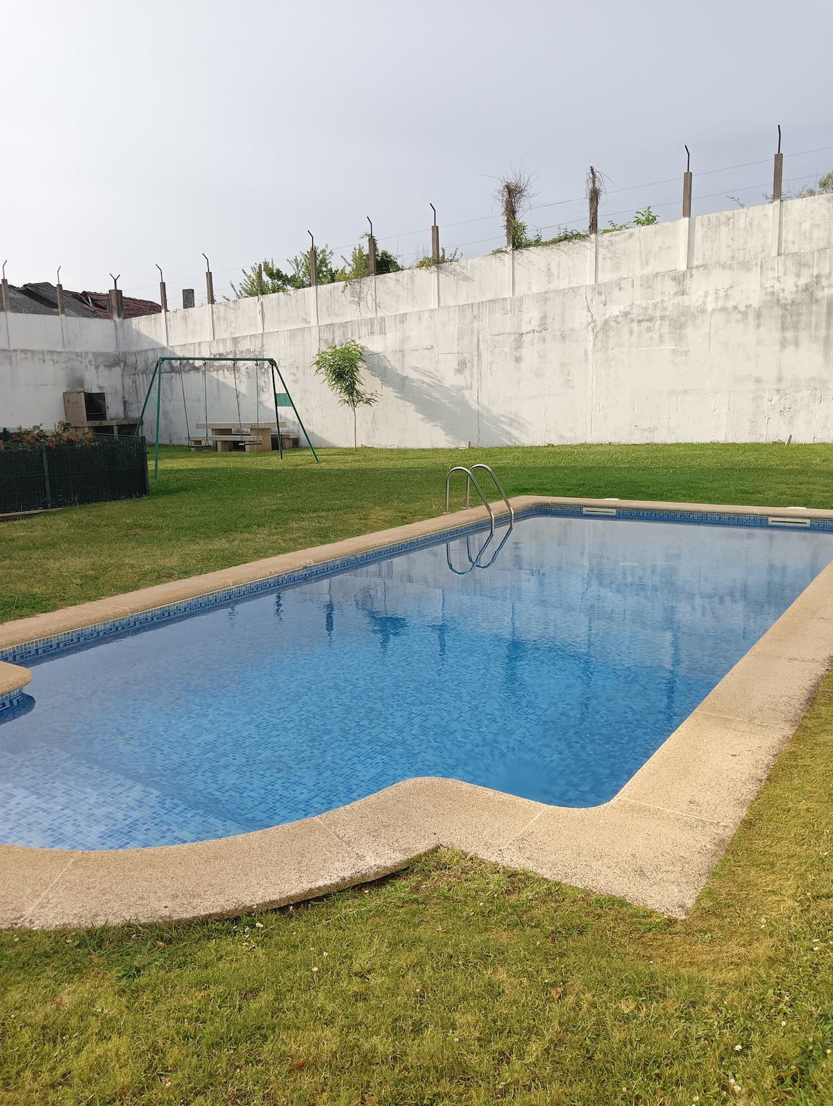 Apartamento con terraza y piscina