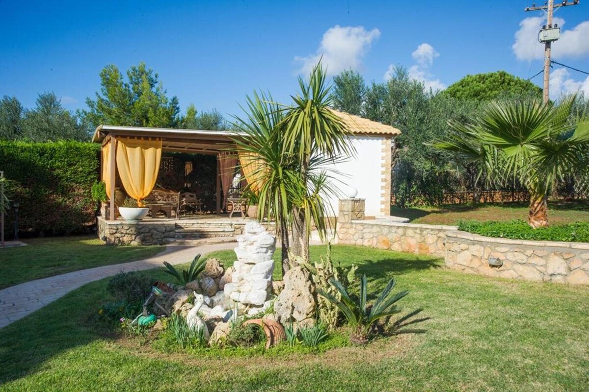 Comfy nest in a garden, 1,5km to the sandy beach