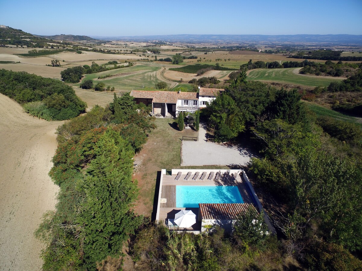 Renovated 3 bed farmhouse, privacy, pool & views