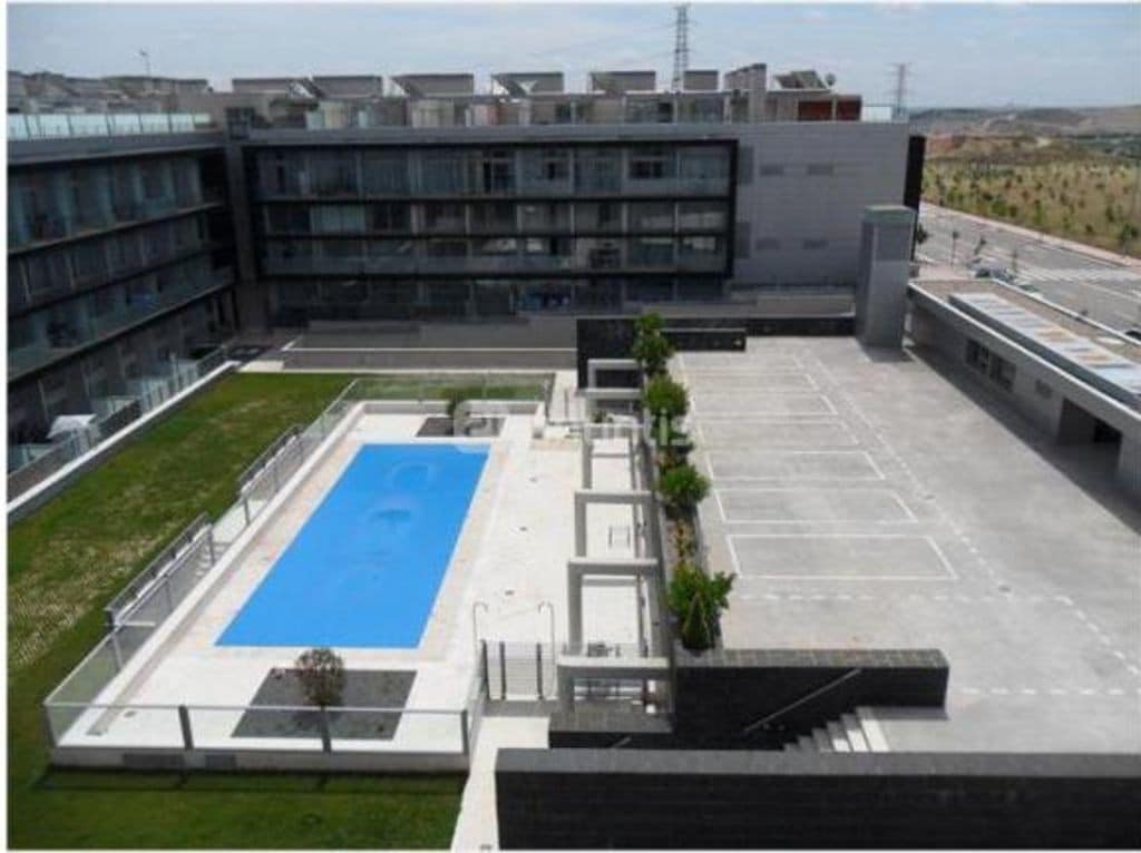 宽敞的复式阁楼，带游泳池和车库，马德里
