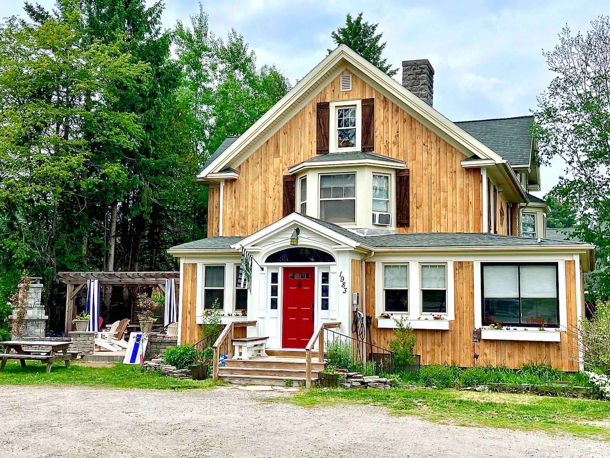 - Placid Peak Lodge -
The Village Of Lake Placid