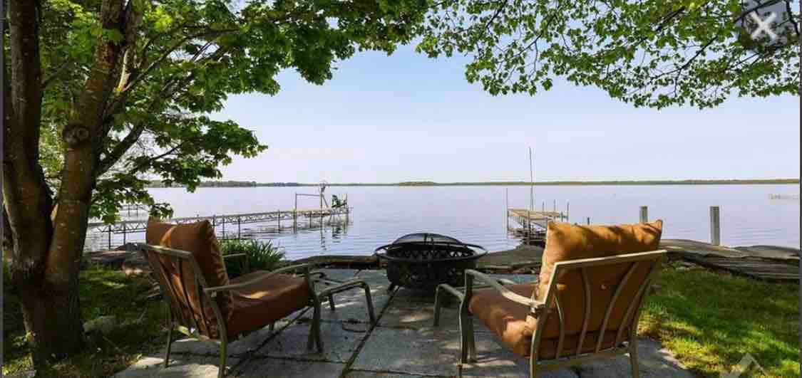 Cheerful 2-bed lakeside retreat with sunset view!