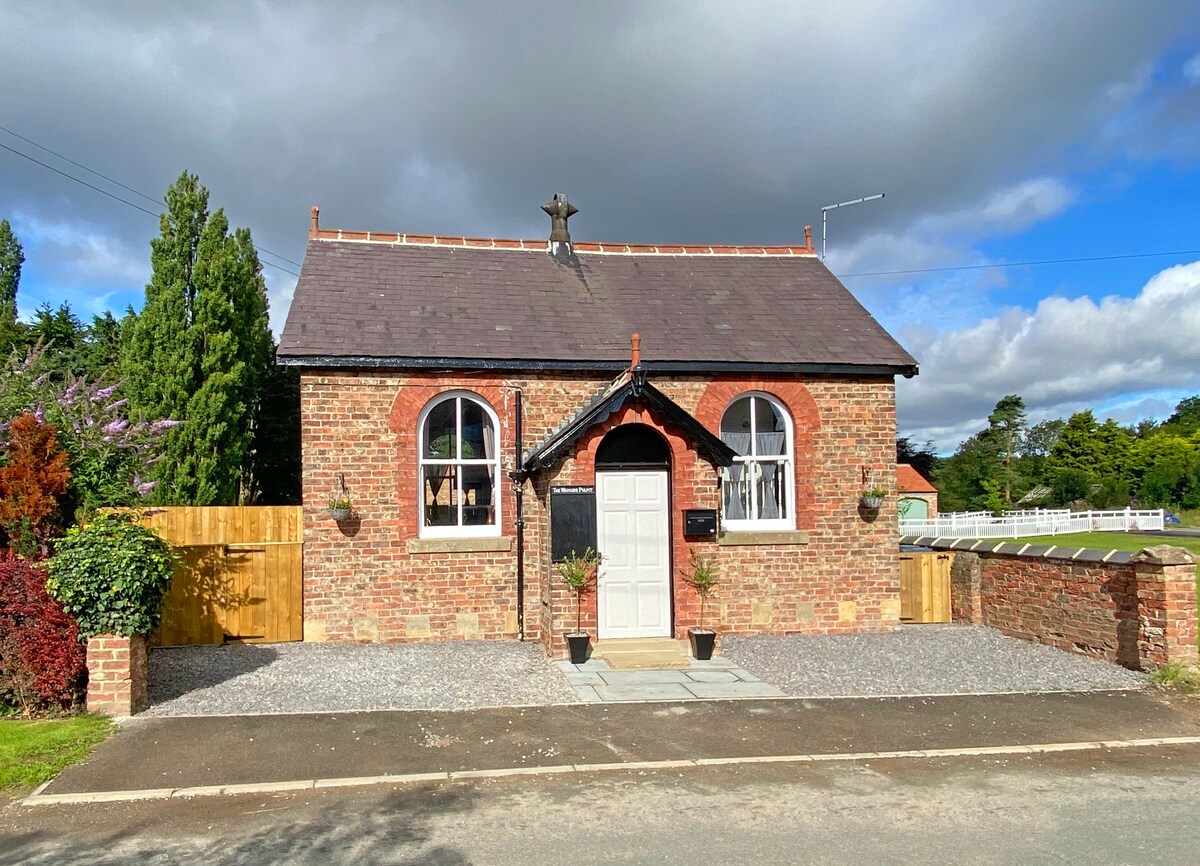 Quaint Old Chapel, Hot tub, dogs, rural river walk