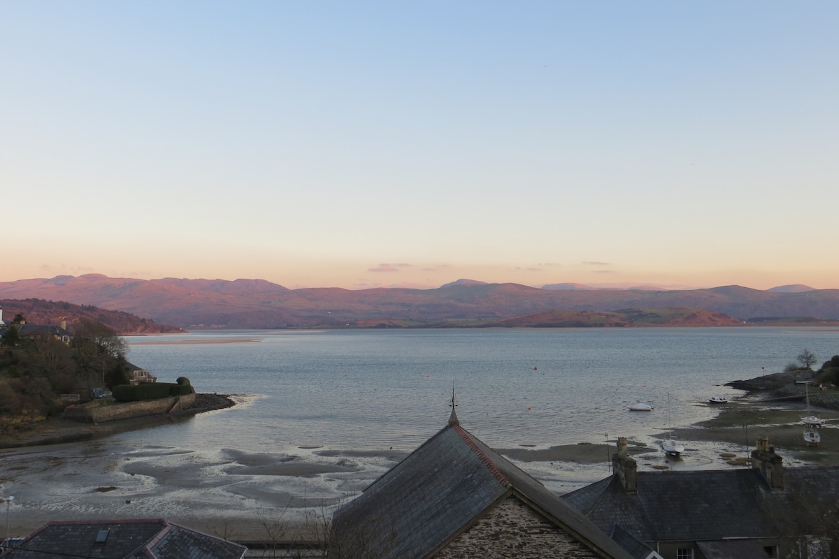 Bryn Gwyn (Sleeps 8), 5*, Sea View, Borth y Gest