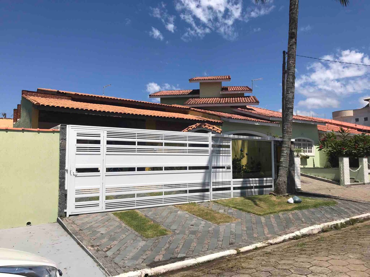 Casa Bairro Nobre ， 300米Mar ，带Wi-Fi、游泳池、空调