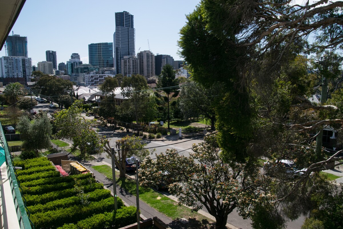 帕拉马塔（ Parramatta ）附近哈里斯公园（ Harris park ）的2床私人公寓。