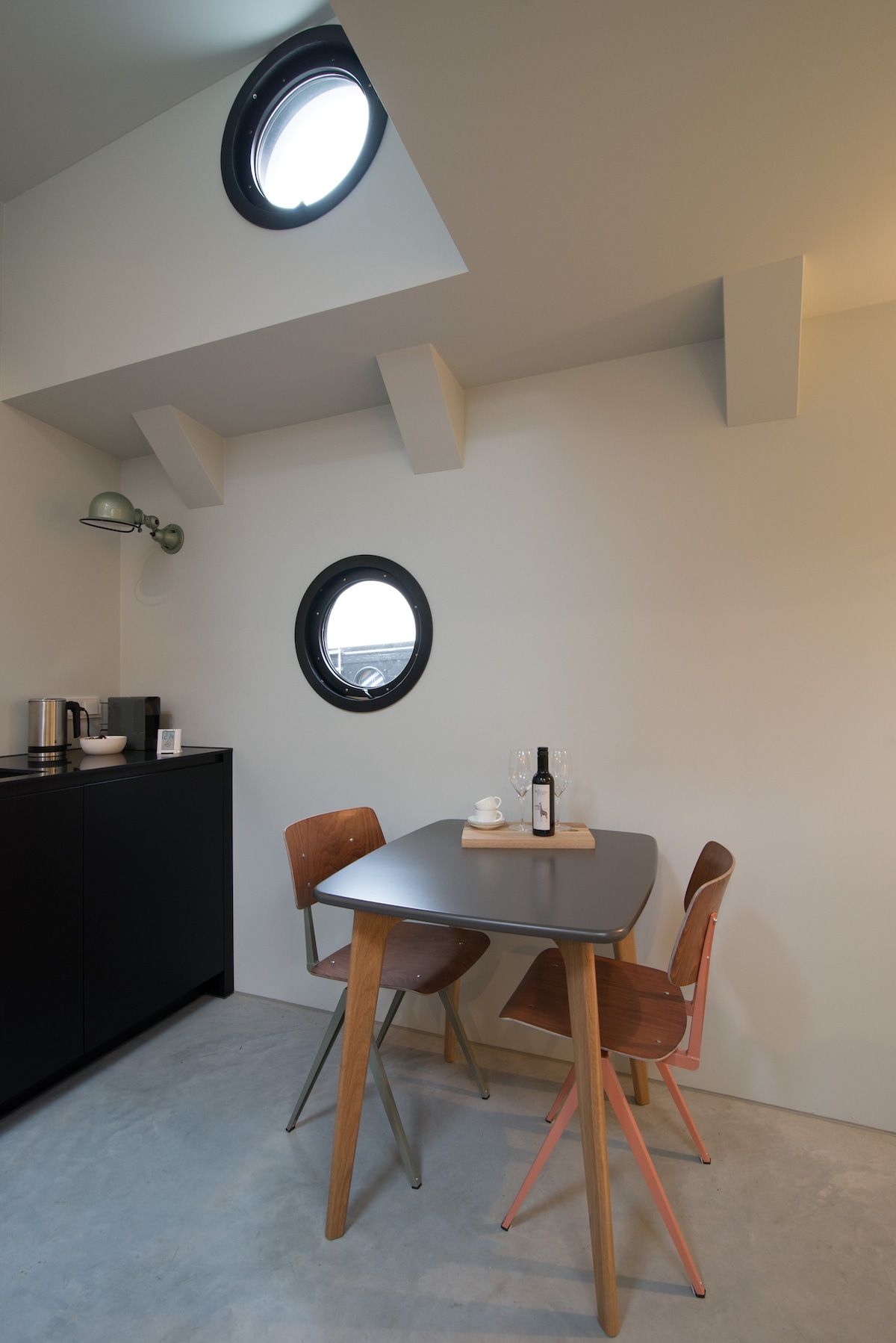 阿姆斯特丹船屋的现代单间公寓