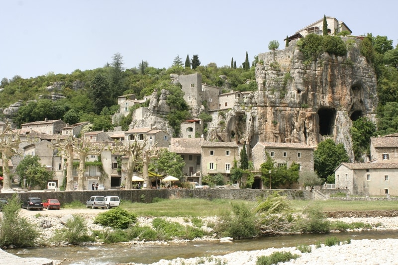 Maison en pierres dans un hameau