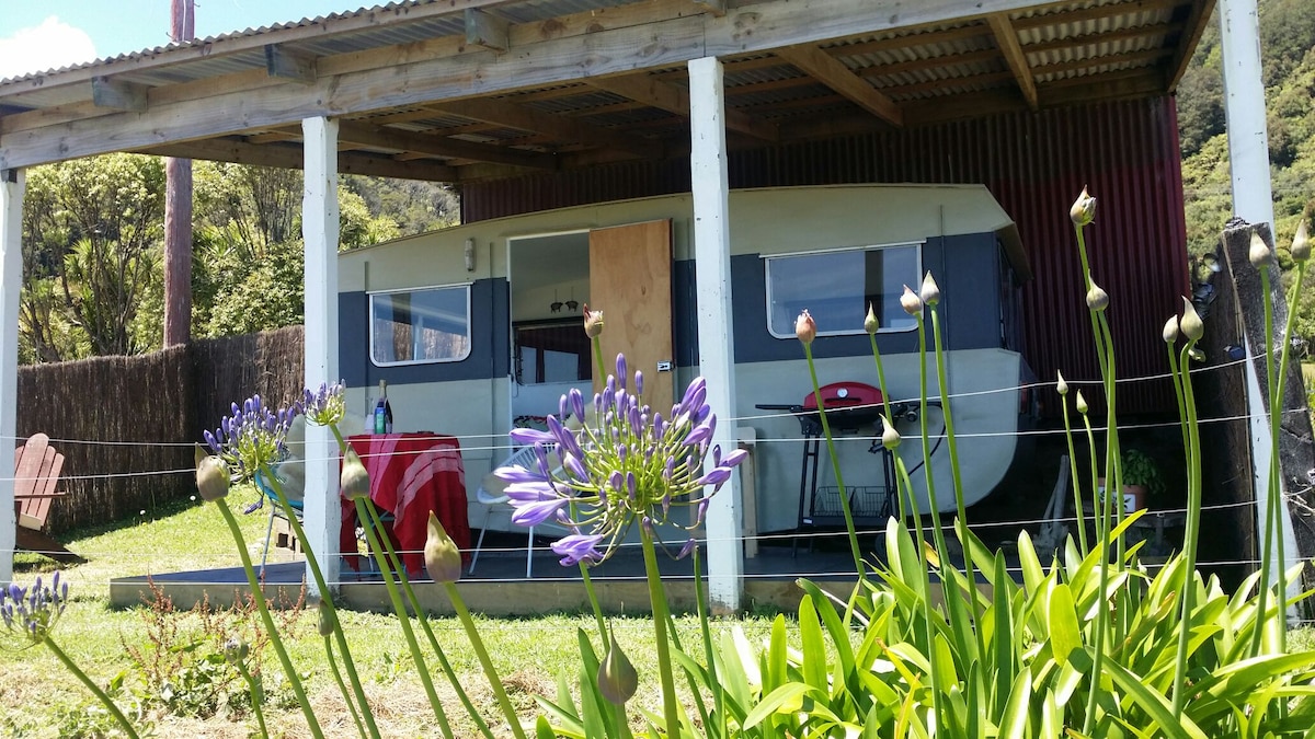 舒适海岸路（ Cosy Coast Road Caravan ） ，欣赏海景