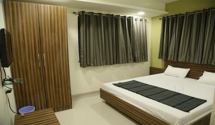 Hotel Dhruva, Solapur Deluxe Ac Triple Bed