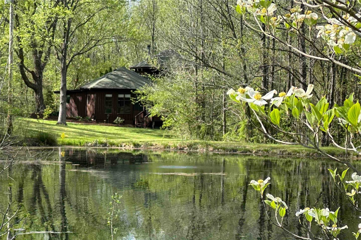 Unique luxury cabin with fireplace and pond view