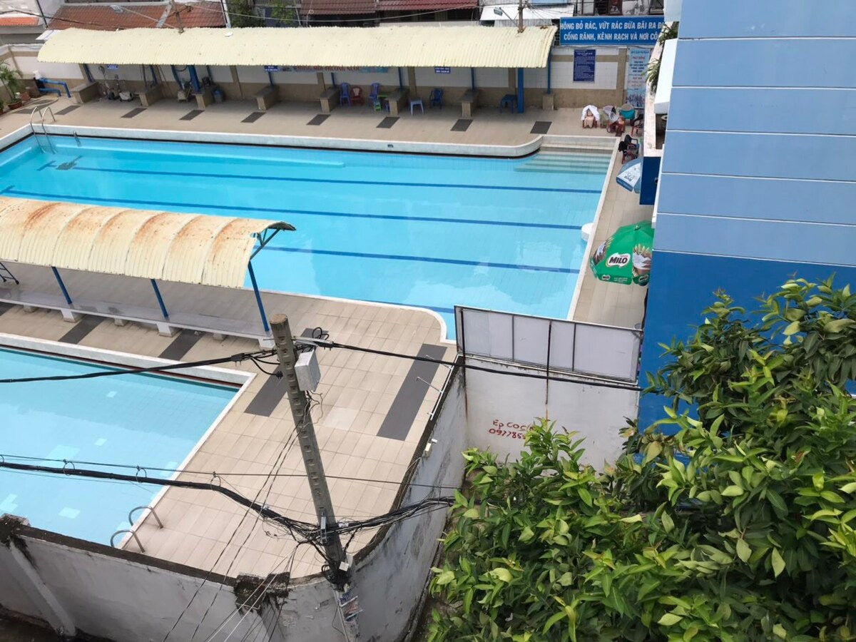 带阳台的现代泳池景观单间公寓