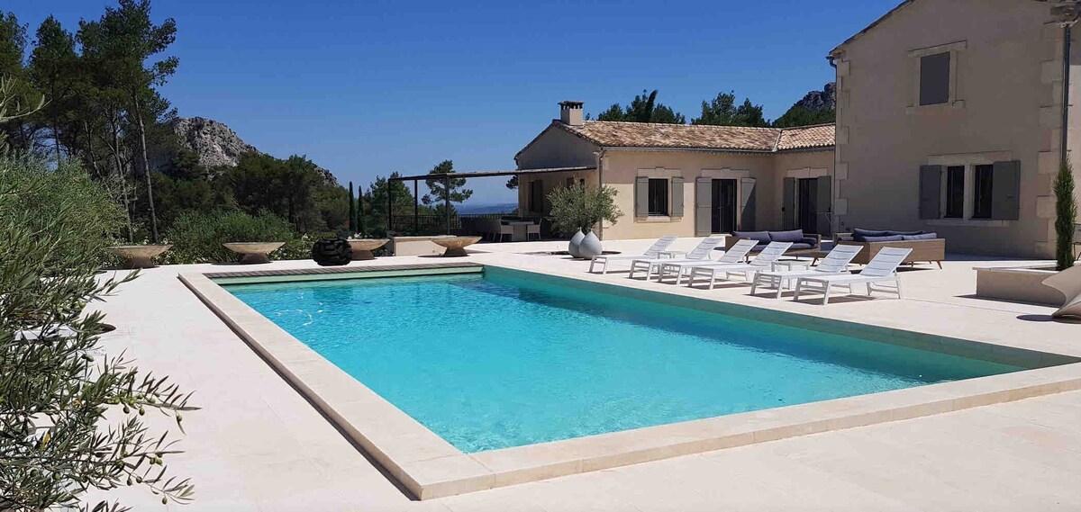 Nature trails, luxury pool: Provençale escape