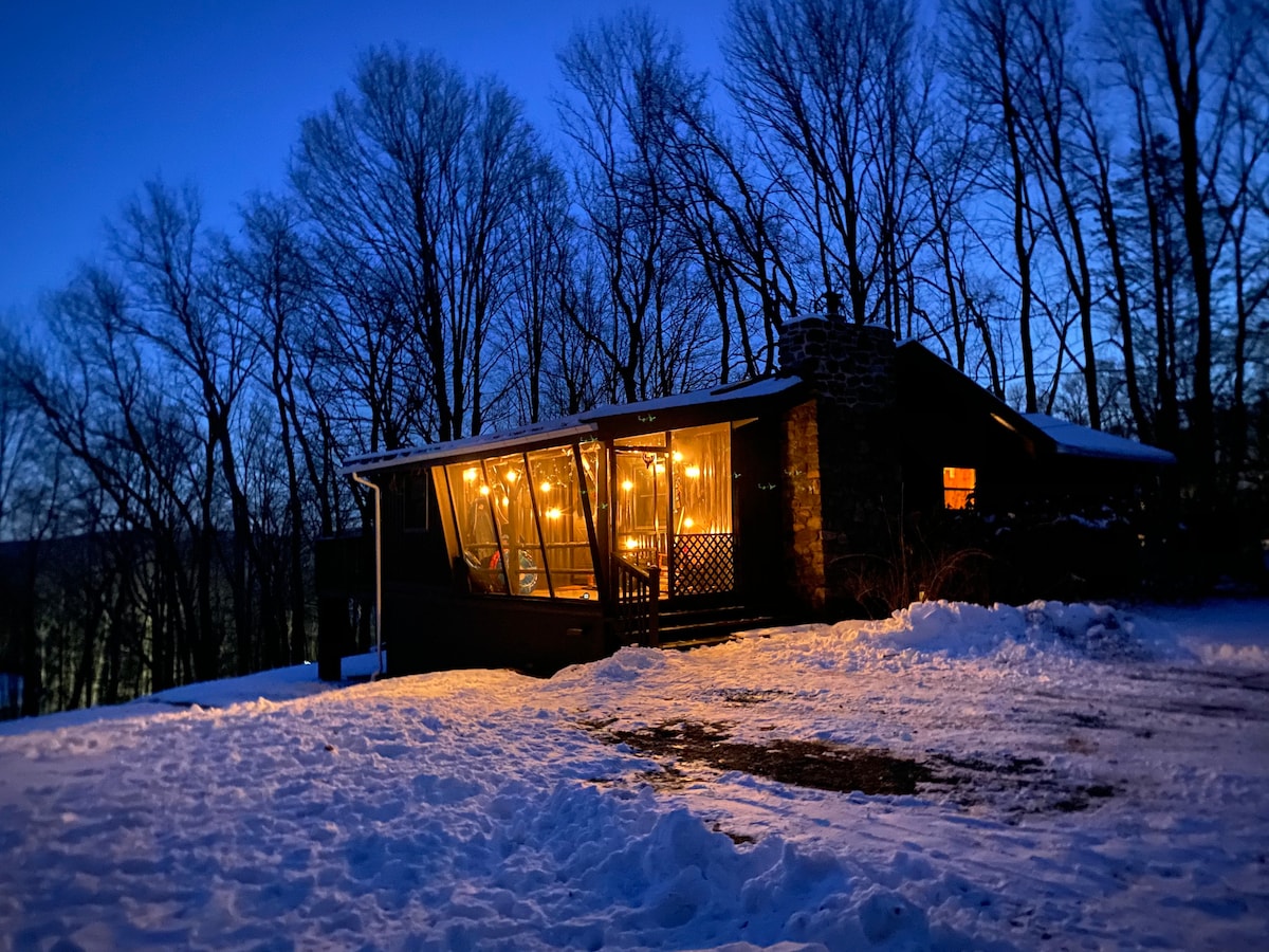 Hilltop Hideaway整间小木屋，占地2英亩Poconos