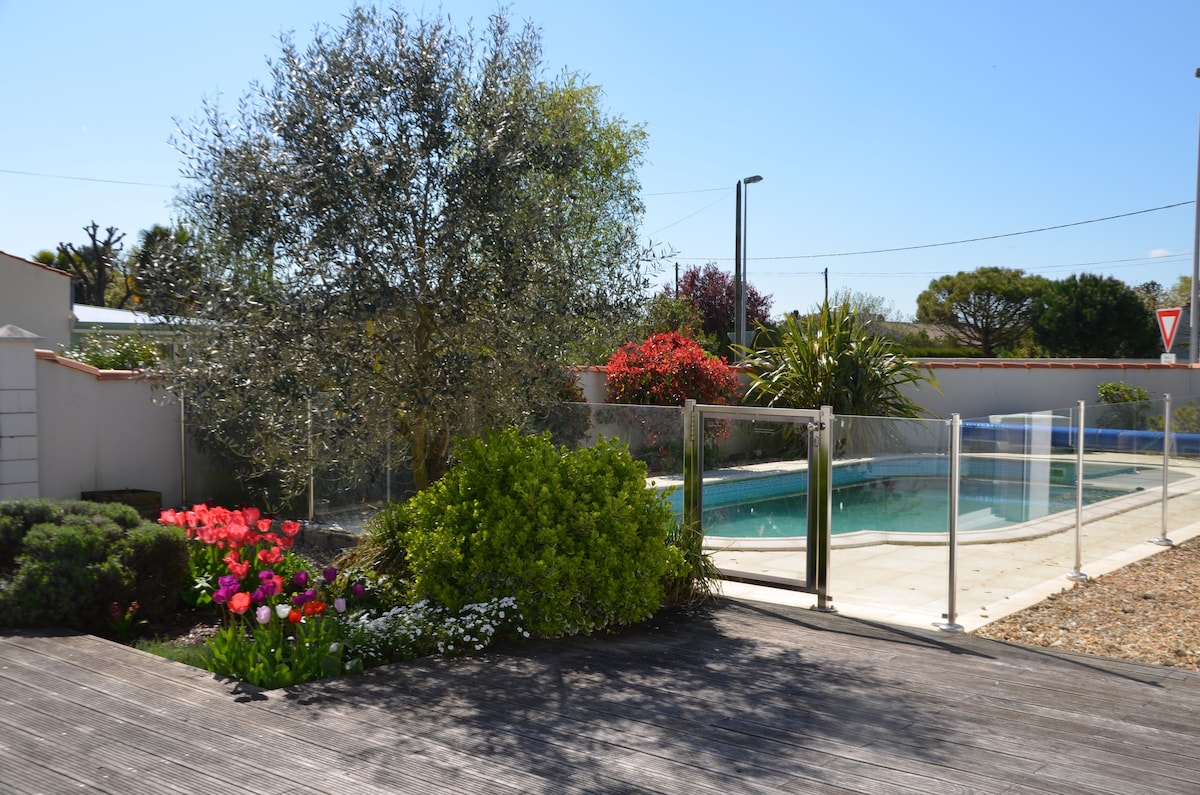 靠近拉罗谢尔（ La Rochelle ）的房子，带8人游泳池